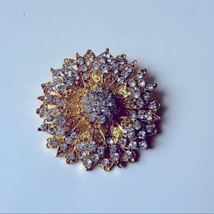 GOLD FLOWER BROOCH WITH RHINESTONES
